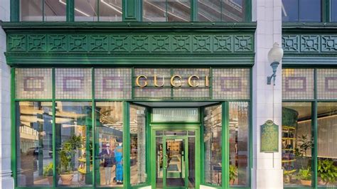 gucci store downtown chicago.